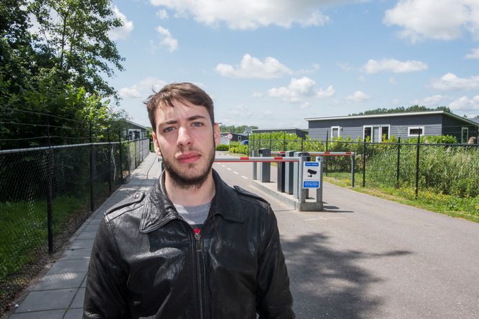Carlos voor het vakantiepark aan de Bosruiterweg bij Zeewolde