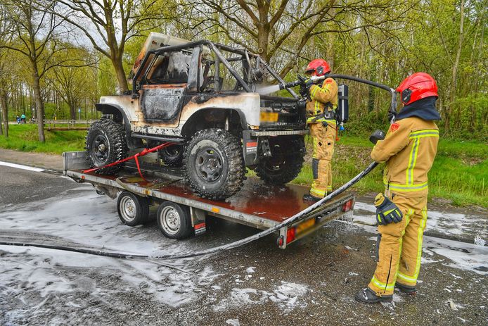 Jeep vloog spontaan in brand