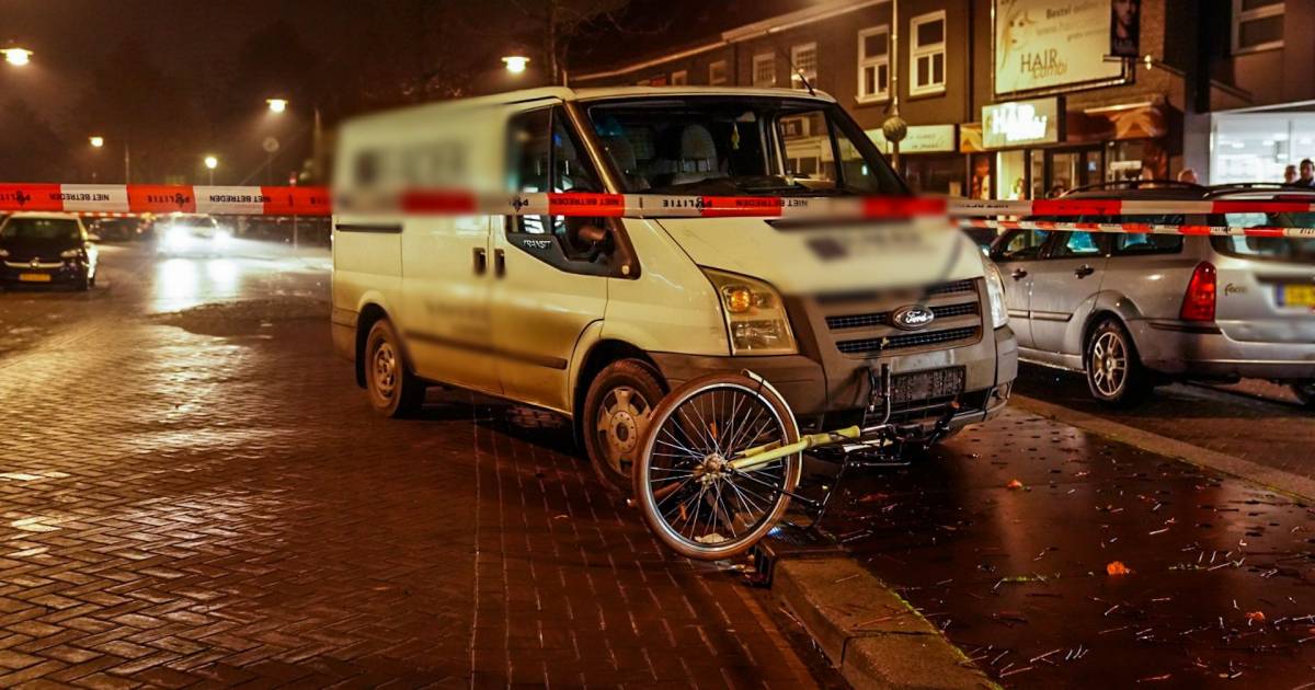 Drie fietssters gewond bij aanrijding met busje in Helmond, omstanders houden bestuurder aan.