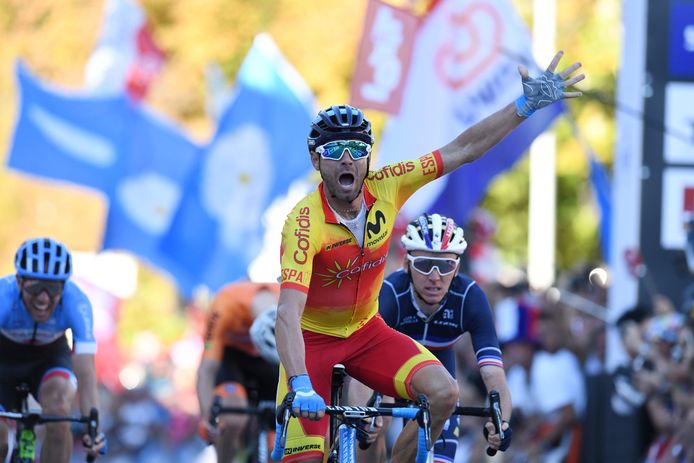 Romain Bardet  strandt achter de vierende Alejandro Valverde op de tweede plaats, in de achtergrond buigt Tom Dumoulin zijn hoofd.