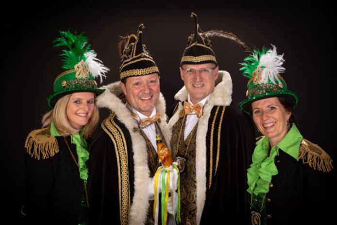 Prins Carlos dun Urste (tweede van links), met naast zich zijn adjudant Mari Kelders, blijft nog een jaar actief in Schorsbos.