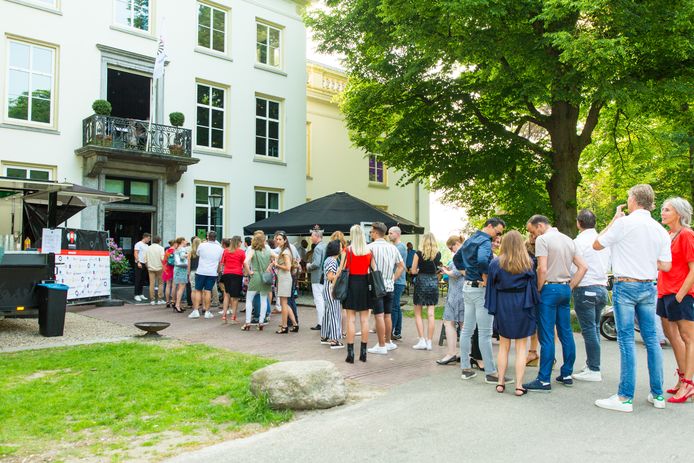 Gasten van het Running Dinner ten behoeve van Stichting Leergeld Arnhem in de rij voor Stadsvilla Sonsbeek.