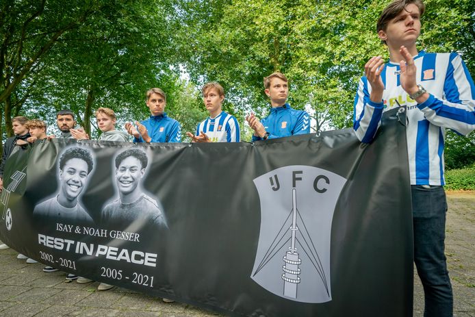 Voetballers van IJFC waren ook aanwezig bij het eerbetoon.