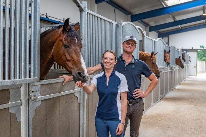 Nina Hut en Tarik van Boggelen in de verbouwde stallen. „We hebben de oude stallen er uit gesloopt en er zijn nieuwe, ruimere voor in de plaats gekomen met bredere paden en goede ventilatie.”