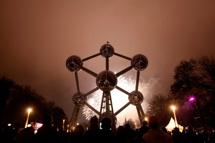 In Brussel zijn tijdens oudejaar zo’n 50.000 mensen afgezakt naar de Heizel, waar voor het tweede jaar op rij een groot vuurwerk werd georganiseerd.