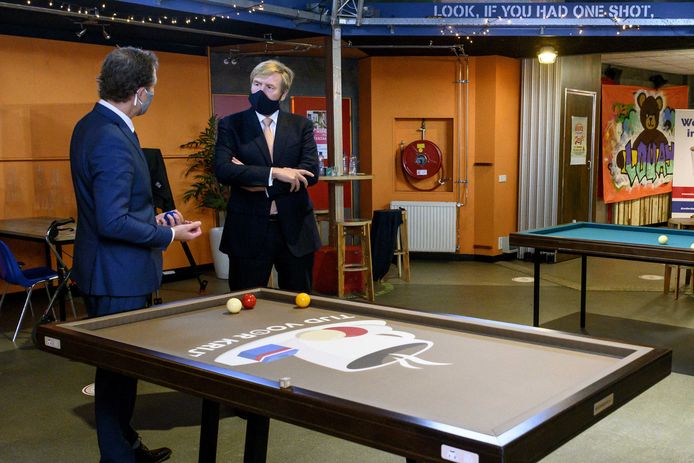 Koning Willem-Alexander tijdens een bezoek aan initiatief Tijd voor Krijt. Tijdens het bezoek staat De Week tegen Eenzaamheid centraal.
