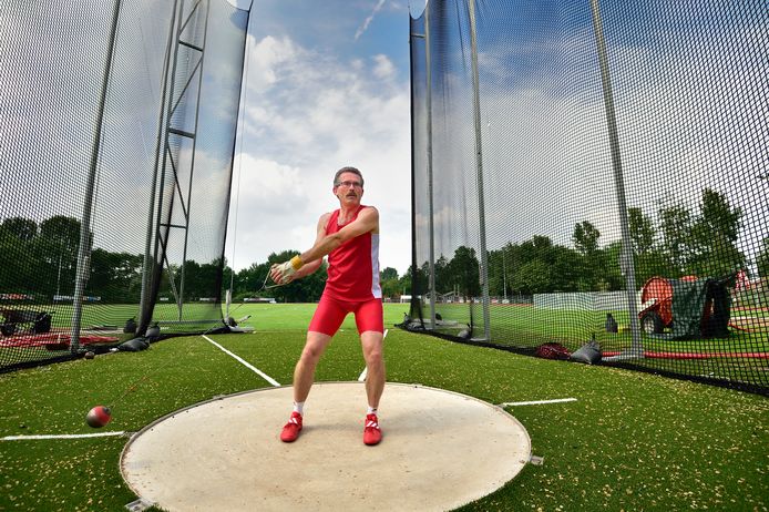 AV Gouda-bestuurslid Hans Braker oefent alvast voor het onderdeel kogelslingeren op de NK Masters.