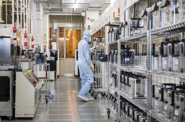 An employee of the ICN8 factory at chip manufacturer NXP, the former chip division of Philips.  Image ANP / ANP XTRA