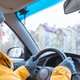 Altijd koud in de auto? Dan is dít dekentje je redding