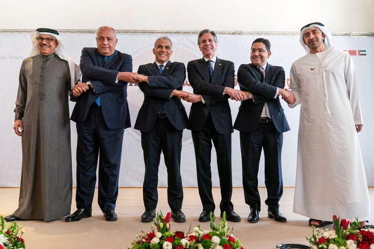 Van links naar rechts: de ministers van buitenlandse zaken van Bahrein, Egypte, Israël, de Verenigde Staten, Marokko en de Verenigde Arabische Emiraten.   Beeld AP