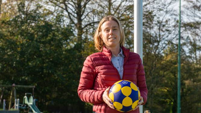 Diana (45) maakt als korfbalscheidsrechter haar debuut in de Champions League: ‘Een erebaantje’