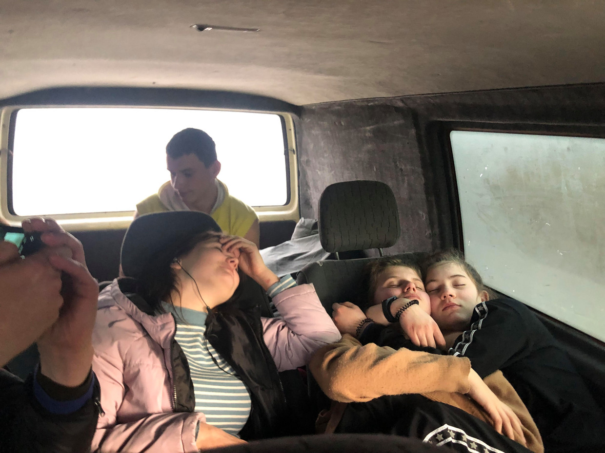 Samen met de hulpverleners en hun gezinnen, en de kinderen uit Loegansk reden Michiel Driebergen en een collega-journalist naar het westen van Oekraïne.