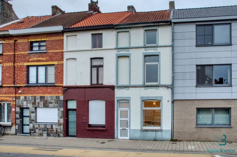 Dit huis (met de blauwe omlijstingen) vlak bij het UZ Gent ligt met een vraagprijs van 375.000 euro net boven het gemiddelde in de Oost-Vlaamse provinciehoofdstad. Voor dat geld krijg je een gerenoveerd huis van 134 m² met vier slaapkamers. Beeld Vastgoed Browaeys