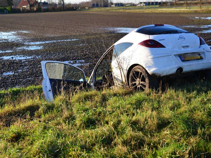 Auto belandt in sloot in Beek en Donk