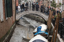 Beeld uit Venetië waar de kanalen (bijna) droog zijn gevallen.