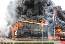 Grote brand meubelwinkel Capelle aan den IJssel, hulpdiensten massaal aanwezig