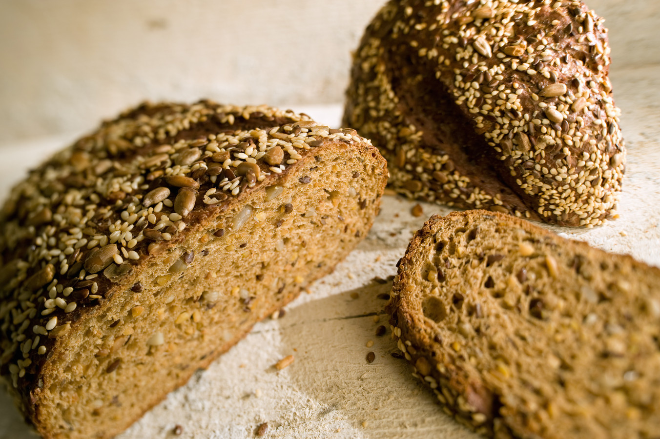 Volkorenbrood bevat meer vezels, waardoor het wel degelijk een gezondere keuze is dan bruin brood.