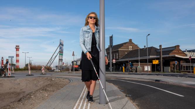 Foutje: gemeente laat lantaarnpalen op stoepje voor blinden en slechtzienden plaatsen