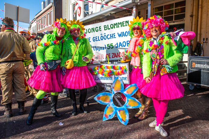 Leuren op de Grote Markt in Hulst. Bij jonge blommen Jacqueline, Jacqueline, Erica en Els kan je een zaadje planten.