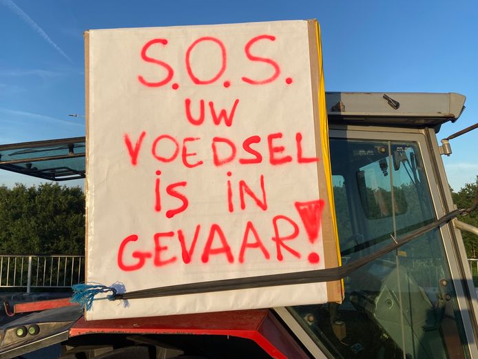 De boeren wijzen met deze slogan op de impact van het stikstofakkoord op de voedselvoorziening