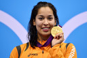 Ranomi Kromowidjojo in 2012 met een van haar plakken na de gouden race op de 50 meter vrije slag.