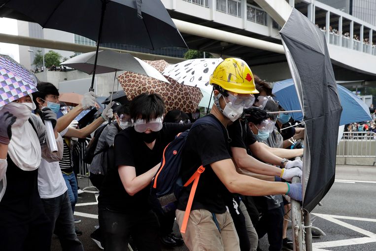 Jonge Honkongers willen van geen wijken weten. Ze betogen aan het parlement tegen de geplande uitleveringswet.  Beeld AP