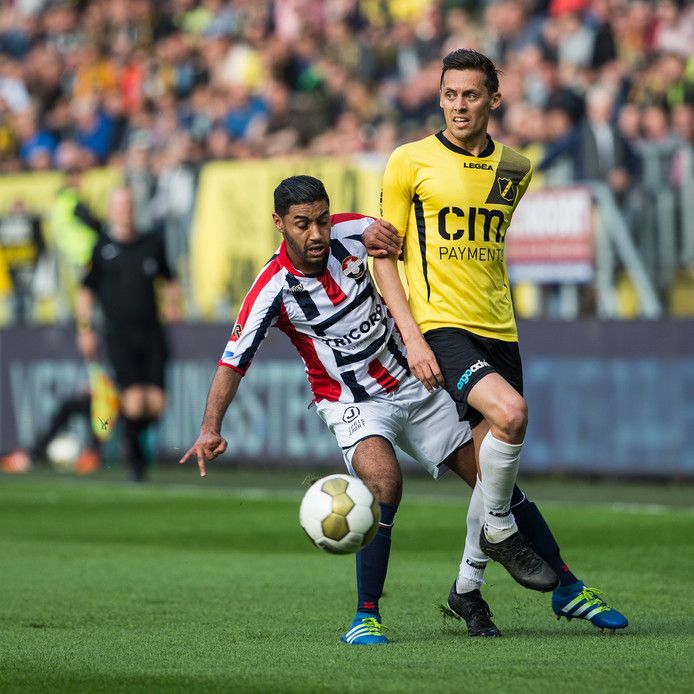 Anour Kali namens Willem II in duel met NAC-speler Uros Matic in mei 2016 bij de finale van de play-offs om promotie.