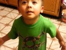 Mateo, 3 ans, argumente pour obtenir un cupcake