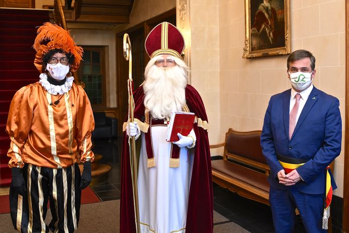 Sinterklaas en de Pieten kwamen zaterdag naar het stadhuis van Roeselare om te videochatten met de kinderen.