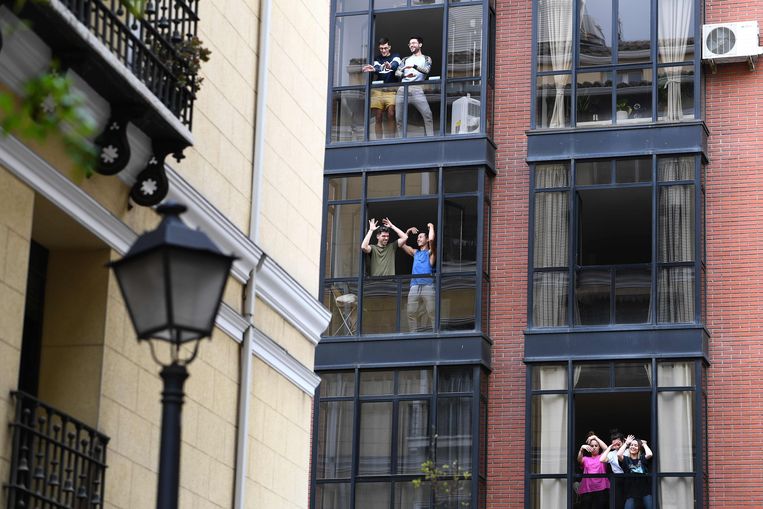 Zingende Madrilenen in lockdown op het balkon.  Beeld AFP