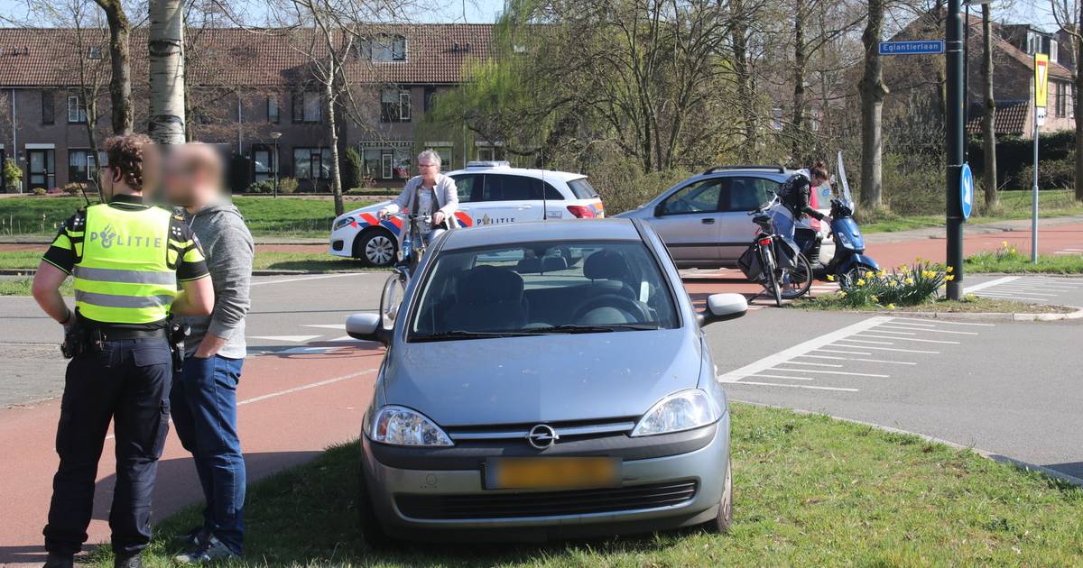 Jonge scooterrijdster gewond bij aanrijding in Apeldoorn.