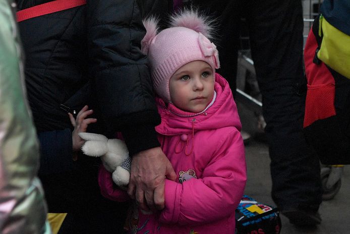 Een kind aan de grens met Polen.