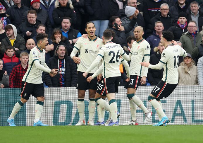 Virgil van Dijk (tweede van links) is de gevierde man bij Liverpool.