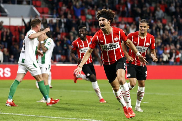 André Ramalho juicht na een van zijn inzetten bij corners, waardoor PSV twee goals kon bijschrijven.