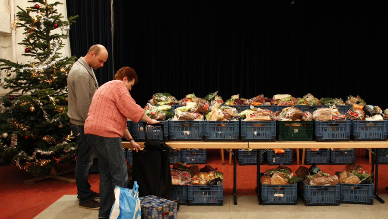 In voedselbank De Baarsjes worden 1500 kerstpakketten aan klanten uitgereikt. Beeld anp