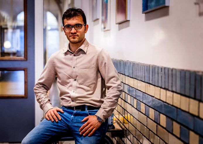 Önder Akkuşci geeft les op het Johan de Witt-gymnasium in Dordrecht. Hij moest vluchten uit Kaboel.