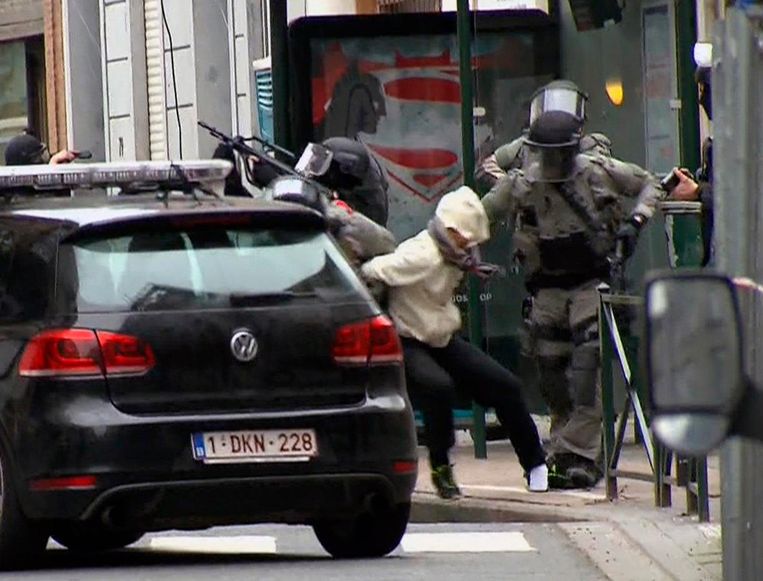 ‘Die ondergedoken jongens begingen de ene verkeersovertreding na de andere. Zo konden we steeds kleinere zones afbakenen waarin we moesten zoeken.’ (Foto: de arrestatie van Salah Abdeslam op 18 maart 2016.) Beeld Humo