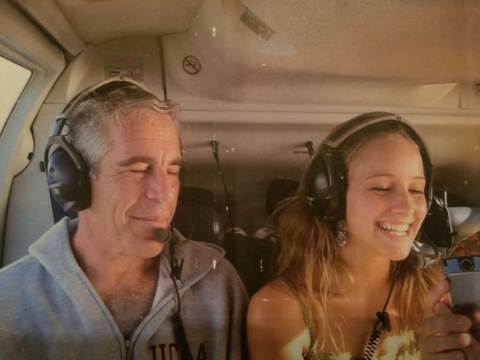 Jeffrey Epstein en Teala Davies samen in een helikopter in 2002. Ze waren samen onderweg naar Epsteins domein op de Maagdeneilanden.