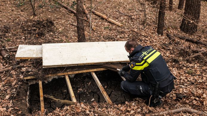 De politie ontdekt de put waar zwaar vervuild drugsafval in is gedumpt.