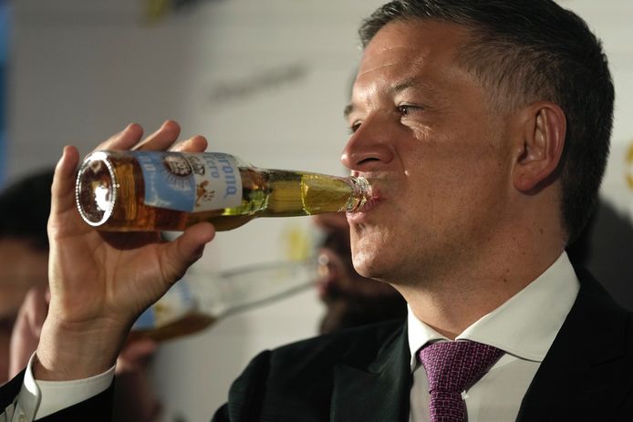 Anheuser-Busch InBev CEO Michel Doukeris drinkt een flesje Corona Cero.