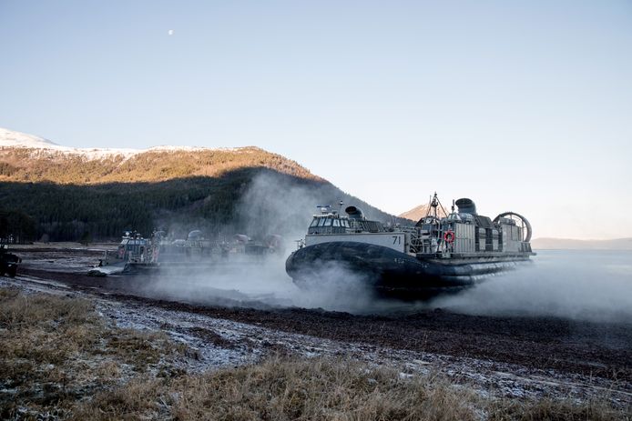 Amerikaanse mariniers bereiken met een hoovercraft het strand van het Noorse Alvund.
