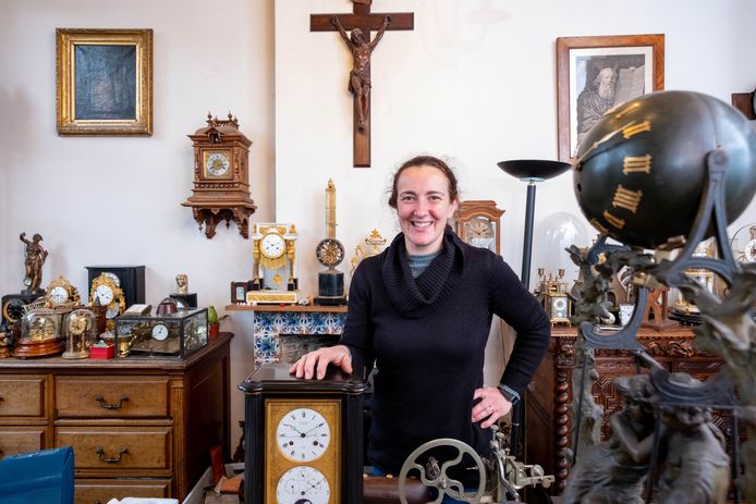 Elke Op de Beeck in het Horlogeriemuseum/de Klokkenkliniek