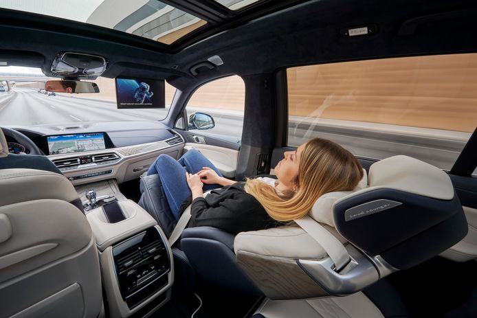 Naast de bestuurder veilig liggen slapen: de nieuwe stoel in de BMW X7 maakt het mogelijk.