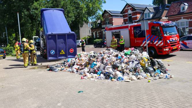 Vuilnisman dumpt lading afval in Apeldoorn vanwege beginnend brandje: ‘Er zit wel een luchtje aan’