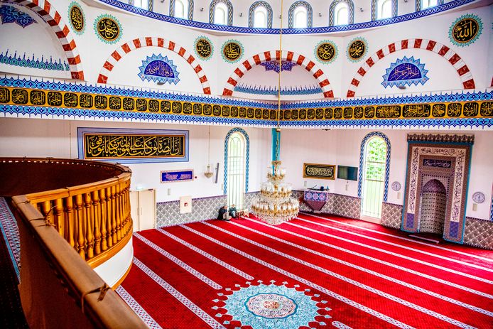 De gebedsruimte van de Mevlana Moskee. Imam Yildiz zal vanavond al een bezoek brengen aan de getroffen familie