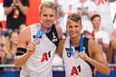Stefan Boermans (links) en Yorick de Groot showen trots hun zilveren medaille na afloop van het EK in Wenen.