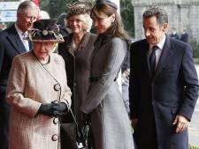 Carla Bruni a un plus beau chapeau que la reine d'Angleterre