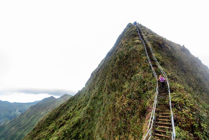 Wandelaars op de Haiku-trappen, ook gekend als de 'trappen naar de hemel', in op het eiland Oahu in Hawaï.