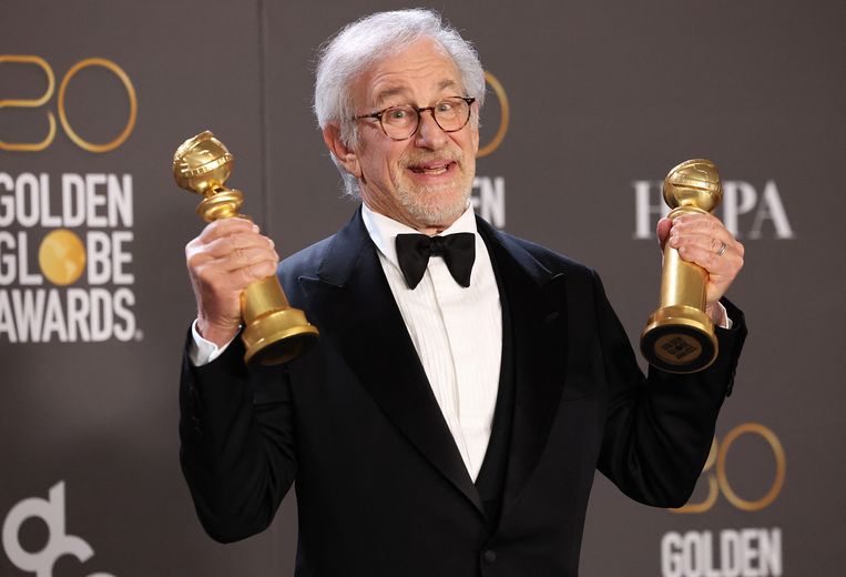 Steven Spielberg met zijn Golden Globes voor beste regie en beste drama.  Beeld Reuters