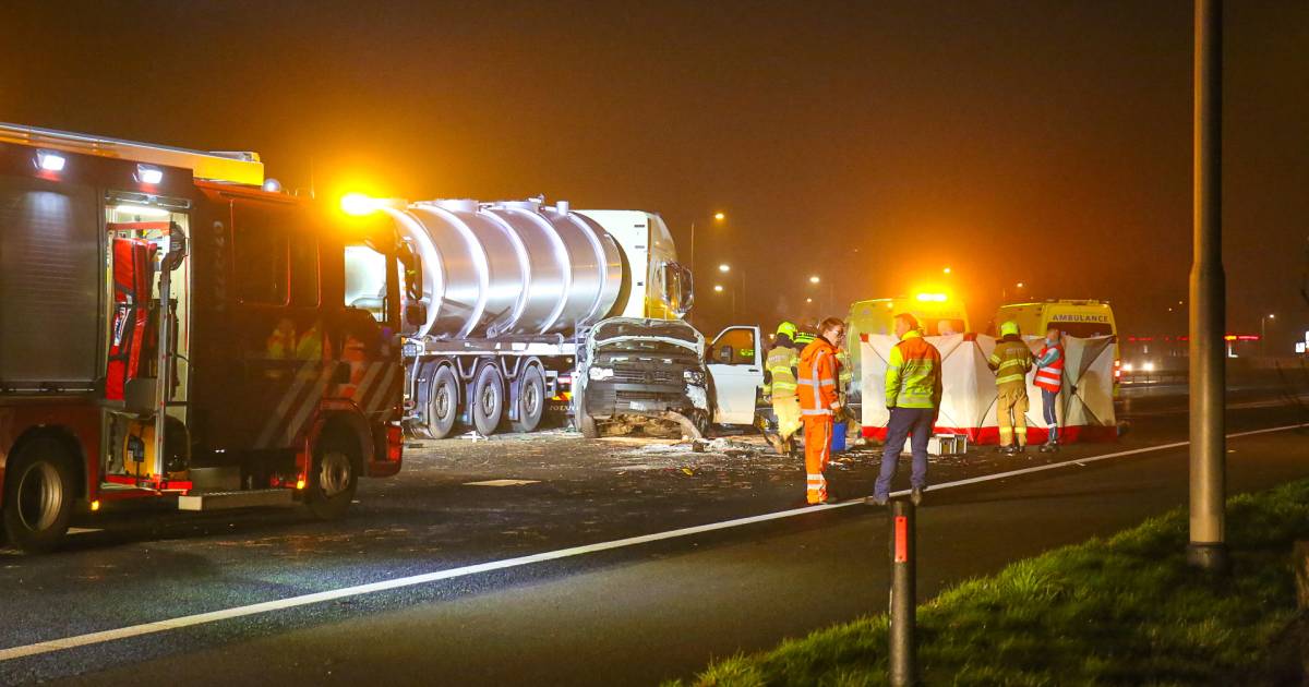 Zwaargewonde bij botsing tussen vrachtwagen en bestelbus op A30 bij Lunteren, snelweg afgesloten.